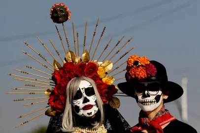 People take part in the Catrinas Parade, representing the character of La Catrina to commemorate the Day of the Dead, in Guadalajara, Mexico, on October 29, 2022. (Photo by Ulises Ruiz / AFP)Editoria: ACELocal: GuadalajaraIndexador: ULISES RUIZSecao: customs and traditionFonte: AFPFotógrafo: STR<!-- NICAID(15249912) -->