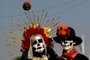 People take part in the Catrinas Parade, representing the character of La Catrina to commemorate the Day of the Dead, in Guadalajara, Mexico, on October 29, 2022. (Photo by Ulises Ruiz / AFP)Editoria: ACELocal: GuadalajaraIndexador: ULISES RUIZSecao: customs and traditionFonte: AFPFotógrafo: STR<!-- NICAID(15249912) -->