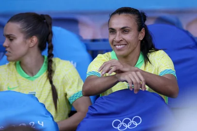 Brazil's forward #10 Marta (R) smiles in the bench before the women's gold medal final football match between Brazil and US during the Paris 2024 Olympic Games at the Parc des Princes in Paris on August 10, 2024. (Photo by Franck FIFE / AFP)<!-- NICAID(15837537) -->