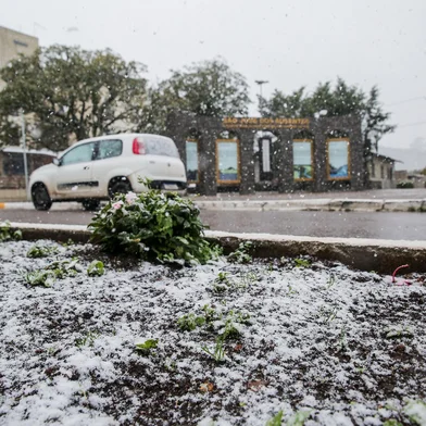 A tão esperada neve chegou em São José dos Ausentes na manhã desta quinta-feira (29). Os primeiros flocos foram registrados por volta de 7h40min. No amanhecer, por volta das 6h, a temperatura no termômetro no centro da cidade marcava 2ºC.<!-- NICAID(16048014) -->