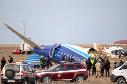 Emergency specialists work at the crash site of an Azerbaijan Airlines passenger jet near the western Kazakh city of Aktau on December 25, 2024. (Photo by Issa Tazhenbayev / AFP)Editoria: DISLocal: AktauIndexador: ISSA TAZHENBAYEVSecao: transport accidentFonte: AFPFotógrafo: STR<!-- NICAID(15942007) -->