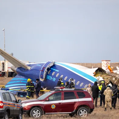 Emergency specialists work at the crash site of an Azerbaijan Airlines passenger jet near the western Kazakh city of Aktau on December 25, 2024. (Photo by Issa Tazhenbayev / AFP)Editoria: DISLocal: AktauIndexador: ISSA TAZHENBAYEVSecao: transport accidentFonte: AFPFotógrafo: STR<!-- NICAID(15942007) -->