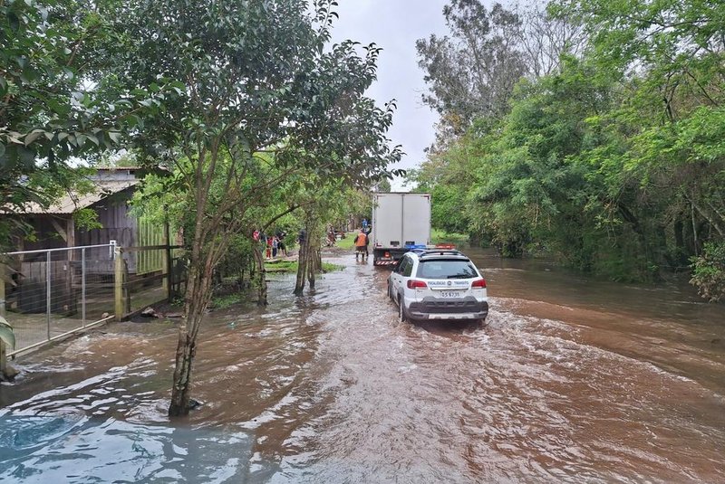 Rio do Sinos registra elevação no nível e moradores de Taquara começam a deixar suas casas<!-- NICAID(15532293) -->