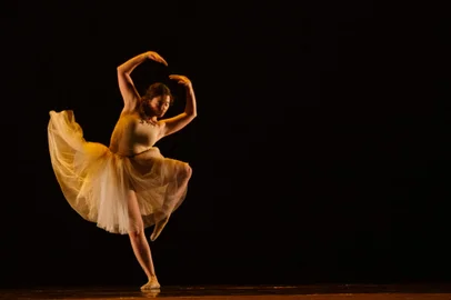 Kunlaborí colmeia cultural, de Caxias do Sul, participa do Prêmio Curitiba na DançaNo próximo sábado, dia 16 de julho, alunos e professores do Kunlaborí colmeia cultural viajam para o Paraná com o objetivo de participar do Prêmio Curitiba na Dança. A escola teve duas coreografias selecionadas para o concurso e é a única representante caxiense no festival. Serão apresentados dois solos de dança contemporânea, coreografados pelo diretor do Kunlaborí, Elvis Barbieri: (In)Perfeito, interpretado pela bailarina Amanda Cardoso e Transverso, com a bailarina Bruna Camargo.O Prêmio Curitiba na Dança conta com a participação de escolas de dança de todo o país e acontece em um dos principais pontos turísticos da capital paranaense: a Ópera de Arame.<!-- NICAID(15148718) -->