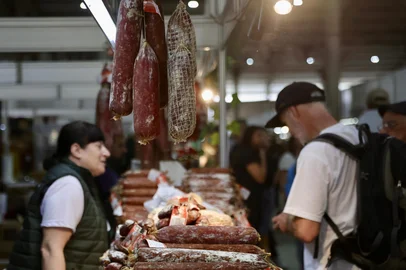 Esteio, RS, Brasil – A agricultura familiar ganha espaço na 48ª Expointer, no Parque de Exposições Assis Brasil, valorizando o trabalho de pequenos produtores e apresentando a diversidade de alimentos e saberes que fortalecem a economia local e a cultura do campo.Essas são pra GILESEIndexador: jeff botega<!-- NICAID(16116052) -->