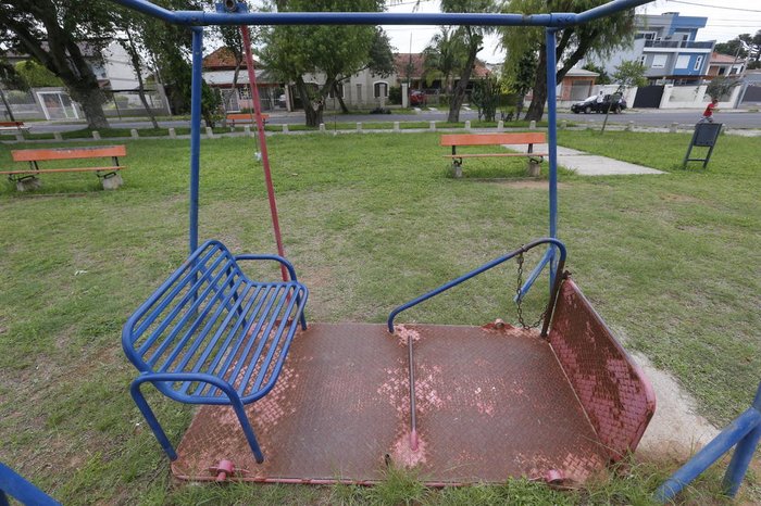 Brinquedos enferrujados no Guarujá