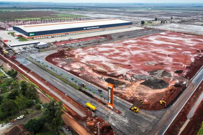 Foi inaugurado nesta quinta-feira (11) o complexo logístico Ellosul, idealizado pela rede de varejo Lojas Lebes, em parceria com Habitasinos e Grepol, também empresas gaúchas. O empreendimento, que funcionará como unidade operacional da própria Lebes e terá espaços para locação, está instalado no km 297 da BR-116, em Guaíba.<!-- NICAID(15812565) -->