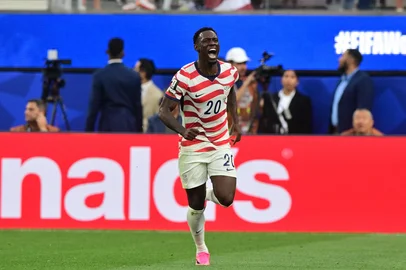 US forward #20 Folarin Balogun celebrates scoring his team's second goal during the 2026 World Cup Group D football match between USA and Paraguay at the Los Angeles Stadium in Inglewood on June 12, 2026. (Photo by Frederic J. BROWN / AFP)Editoria: SPOLocal: InglewoodIndexador: FREDERIC J. BROWNSecao: world championshipFonte: AFPFotógrafo: STF<!-- NICAID(16305675) -->