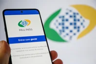 Aplicativo INSS para consultar seus beneficios na tela de um celular com fundo desfocado.  Foto: Luis Lima Jr / stock.adobe.comIndexador: (5867) Luis Lima Jr / FotoarenaFonte: 757189049<!-- NICAID(16042487) -->