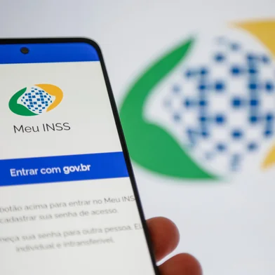 Aplicativo INSS para consultar seus beneficios na tela de um celular com fundo desfocado.  Foto: Luis Lima Jr / stock.adobe.comIndexador: (5867) Luis Lima Jr / FotoarenaFonte: 757189049<!-- NICAID(16042487) -->