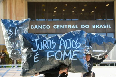 BrasÃ­lia - 20/06/2023 Integrantes de centrais sincicais fazem protesto contra os juros altos em frente Ã  sede do Banco Central.  Foto: Fabio Rodrigues-Pozzebom/ AgÃªncia BrasilBrasÃ­lia - 20/06/2023 Integrantes de centrais sincicais fazem protesto contra os juros altos em frente Ã  sede do Banco Central.  Foto: Fabio Rodrigues-Pozzebom/ AgÃªncia BrasilIndexador: Fabio Rodrigues-Pozzebom/ AgÃªncFonte: AgÃªncia Brasil/Empresa Brasil dFotógrafo: Reporter FotogrÃ¡fico<!-- NICAID(15461772) -->
