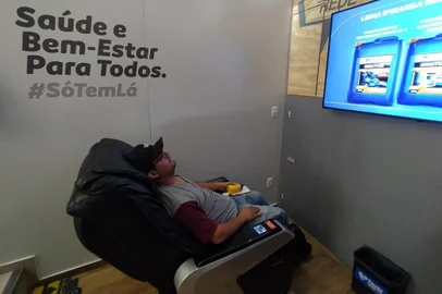Exames de triagem, testes-rápidos, avaliação corporal, acuidade visual, vacina contra a covid-19 e até cadeira de massagem estão disponíveis, de forma gratuita, em uma ação que ocorre nesta quarta-feira (14), em Caxias do Sul. Desde as 9h, uma carreta que sedia todos estes serviços está estacionada no pátio do posto Capoani da BR-116, no bairro São Ciro. Bastam aproximadamente 20 minutos para fazer a revisão completa oferecida pela rede Ipiranga, no projeto Saúde na Estrada.A carreta utilizada possui dois andares em cerca de 110 metros quadrados, teto levadiço e espaço para atendimento do público. Dentro atuam equipes locais, em uma parceria com a Secretaria Municipal da Saúde (SMS) e do CNEC de Bento Gonçalves. O serviço é voltado para motoristas de caminhão, mas aberto a todos os moradores da cidade. Até o meio-dia, cerca de 130 pessoas já tinham passado pelos atendimentos que seguem até as 17h. Nesta quinta-feira (15), a unidade estará em Farrouílha, no posto Cavalleri, RS-453, também no horário das 9h às 17h..Carlos de Albuquerque Pereira, 31<!-- NICAID(15295073) -->