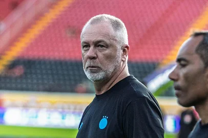 VITÓRIA X GRÊMIOBA - FUTEBOL/BRASILEIRÃO/VITÓRIA X GRÊMIO - ESPORTES - O técnico Mano Menezes, do Grêmio,   antes da partida com o Vitória válida   pela sexta rodada do Campeonato   Brasileiro realizada no Estádio Manoel   Barradas, em Salvador (BA), na noite   deste domingo, 27 de abril de 2025.   27/04/2025 - Foto: JUNIOR DAMASCENO/MYPHOTO PRESS/ESTADÃO CONTEÚDOEditoria: ESPORTESLocal: SALVADORIndexador: JUNIOR DAMASCENOFonte: MyPhoto PressFotógrafo: MYPHOTO PRESS<!-- NICAID(16025427) -->