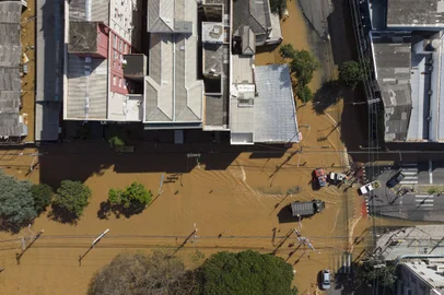 Porto Alegre, RS, Brasil, 07-05-2024: Imagem aerea da Rua Venancio Aires. Pessoas evacuam o bairro Cidade Baixa, em Porto Alegre, com a elevacao do nivel de agua que causa alagamentos em diversas ruas da regiao. Foto: Mateus Bruxel / Agencia RBSLocal: Porto AlegreIndexador: MATEUS BRUXEL<!-- NICAID(15757632) -->