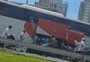 Ônibus com torcedores do Inter é atacado na BR-101, em Santa Catarina; veja vídeo
