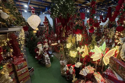 Decorações natalinas tomam conta das lojas para atender consumidores ansiosos<!-- NICAID(16386571) -->