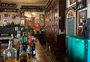 Criado há 20 anos, "pub secreto" onde clientes cozinham está à venda em Porto Alegre