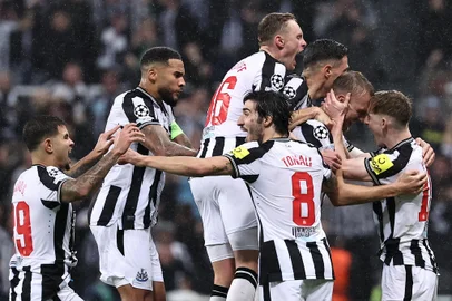 Newcastle United's English defender #33 Dan Burn (2R) is mobbed by teammates after scoring the team's second goal during the UEFA Champions League Group F football match between Newcastle United and Paris Saint-Germain at St James' Park in Newcastle-upon-Tyne, north east England on October 4, 2023. (Photo by FRANCK FIFE / AFP) / RESTRICTED TO EDITORIAL USE. No use with unauthorized audio, video, data, fixture lists, club/league logos or 'live' services. Online in-match use limited to 120 images. An additional 40 images may be used in extra time. No video emulation. Social media in-match use limited to 120 images. An additional 40 images may be used in extra time. No use in betting publications, games or single club/league/player publications. / Editoria: SPOLocal: NewcastleIndexador: FRANCK FIFESecao: soccerFonte: AFPFotógrafo: STF<!-- NICAID(15561097) -->