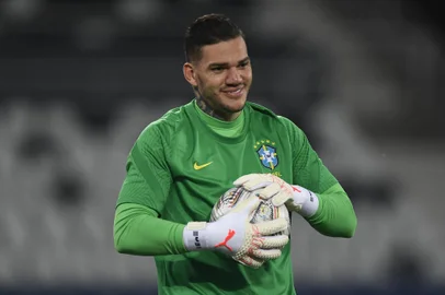 Brazil's goalkeeper Ederson during warm-up before the Conmebol 2021 Copa America football tournament quarter-final match between Brazil and Chile at the Nilton Santos Stadium in Rio de Janeiro, Brazil, on July 2, 2021. (Photo by MAURO PIMENTEL / AFP)Editoria: SPOLocal: Rio de JaneiroIndexador: MAURO PIMENTELSecao: soccerFonte: AFPFotógrafo: STF<!-- NICAID(14824828) -->