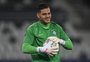 Goleiro da Seleção Brasileira falha e impede seu time de alcançar a liderança; veja o vídeo