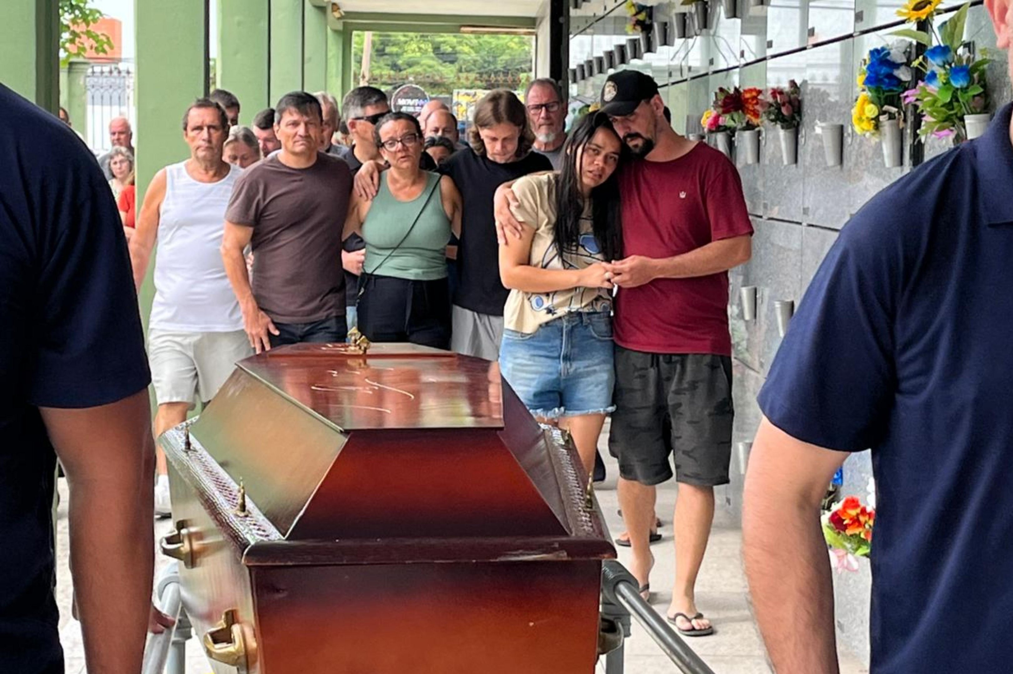 &ldquo;Me despedi da pessoa que eu mais amava&rdquo;, diz vi&uacute;va ap&oacute;s sepultamento de agricultor morto em a&ccedil;&atilde;o da BM em Pelotas