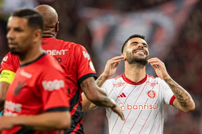 ATHLETICO-PR X INTERNACIONALPR - BRASILEIRÃO/ATHLETICO-PR X INTERNACIONAL - ESPORTES - Bruno Henrique, do Internacional, se lamenta durante  a partida entre Athletico Paranaense e Internacional válida   pela 24ª rodada do Campeonato Brasileiro 2023, na Ligga Arena (Arena da Baixada), em Curitiba, na noite desta   quinta-feira (21).   21/09/2023 - Foto: VINICIUS DO PRADO/AGÊNCIA F8/ESTADÃO CONTEÚDOEditoria: ESPORTESLocal: CURITIBAIndexador: VINICIUS DO PRADOFonte: AgÃªncia F8Fotógrafo: AGÊNCIA F8<!-- NICAID(15548178) -->