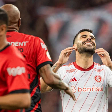 ATHLETICO-PR X INTERNACIONALPR - BRASILEIRÃO/ATHLETICO-PR X INTERNACIONAL - ESPORTES - Bruno Henrique, do Internacional, se lamenta durante  a partida entre Athletico Paranaense e Internacional válida   pela 24ª rodada do Campeonato Brasileiro 2023, na Ligga Arena (Arena da Baixada), em Curitiba, na noite desta   quinta-feira (21).   21/09/2023 - Foto: VINICIUS DO PRADO/AGÊNCIA F8/ESTADÃO CONTEÚDOEditoria: ESPORTESLocal: CURITIBAIndexador: VINICIUS DO PRADOFonte: AgÃªncia F8Fotógrafo: AGÊNCIA F8<!-- NICAID(15548178) -->