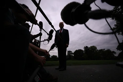 President Trump Travels To Bedminster For The WeekendWASHINGTON, DC - AUGUST 01: U.S. President Donald Trump speaks to the media as he departs the White House on August 01, 2025 in Washington, DC. Trump answered a range of questions from reporters before leaving and is scheduled to spend the weekend in Bedminster, New Jersey.   Win McNamee/Getty Images/AFP (Photo by WIN MCNAMEE / GETTY IMAGES NORTH AMERICA / Getty Images via AFP)Editoria: POLLocal: WashingtonIndexador: WIN MCNAMEESecao: politics (general)Fonte: GETTY IMAGES NORTH AMERICAFotógrafo: CONTRIBUTOR<!-- NICAID(16092981) -->