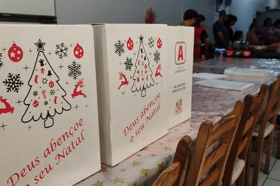 Com mais de R$ 120 mil arrecadados, campanha da Diocese de Caxias do Sul já garantiu 1,2 mil cestas natalinas.<!-- NICAID(16192474) -->