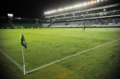 CAXIAS DO SUL, RS, BRASIL, 13/04/2023. Treino do Juventude no estádio Alfredo Jaconi, com a presença de torcedores. O Ju se prepara para a estreia na série B do Campeonato Brasileiro. Na foto, imagens do estádio e do gramado. O Grêmio irá fazer o seu retorno à série A no Jaconi no próximo domingo (16/04).  (Porthus Junior/Agência RBS)Indexador:                                 <!-- NICAID(15402119) -->