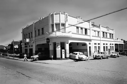 Madezatti, Concessionária Wisintainer, Brasdiesel, Studio Tomazoni, Bazar Zandomeneghi, Casa Anita… Para moradores “raiz” do bairro ou para quem mora há pouco tempo ali, o Calendário de Lourdes 2025 fornece uma viagem pela história do comércio do bairro, despertando lembranças nas mais diversas gerações de consumidores. Legenda: A antiga sede da Auto Mecânica, na esquina da Av. Júlio de Castilhos com a Rua Coronel Camisão.<!-- NICAID(15960804) -->