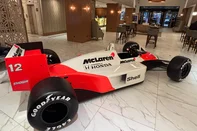 Hilton Porto Alegre recebe réplica da icônica McLaren MP4/4, carro que levou Ayrton Senna ao seu primeiro título mundial de F1<!-- NICAID(16080926) -->