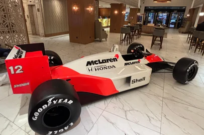 Hilton Porto Alegre recebe réplica da icônica McLaren MP4/4, carro que levou Ayrton Senna ao seu primeiro título mundial de F1<!-- NICAID(16080926) -->