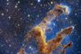 Pilares da Criação é um aglomerado de poeira e gás que fica na Nebulosa de Águia, a 65 mil-anos de distância da Terra.<!-- NICAID(15240248) -->