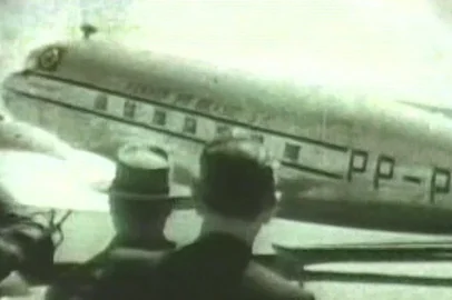 Reprodução de filme do Acervo da Fundação Ernesto Frederico Scheffel, de Novo Hamburgo.Filme amador realizado em 16 de dezembro de 1951. É a despedida e o embarque do pastor luterano Wilhelm Pommer no aeroporto de Porto Alegre. Ele partia para a Europa. Pommer foi importante nome da Igreja Evangélica de Confissão Luterana no Brasil.<!-- NICAID(15124531) -->