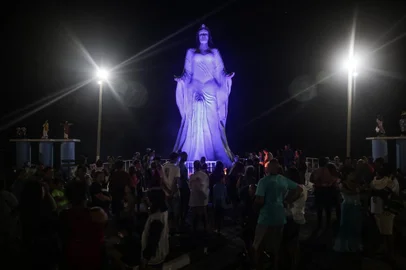CIDREIRA, RS, BRASIL - 2024.02.01 - Tradicional Festa em homenagem a Iemanjá na cidade de Cidreira, litoral norte. Multidão de devotos saiu do centro da cidade em procissão ao Santuário de Iemanjá e, depois, levou oferendas ao mar.<!-- NICAID(15667808) -->