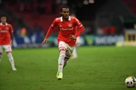 O meio-campista Estêvão, do Inter, em lance contra o Avaí no Estádio Beira-Rio, em jogo válido pelo Brasileirão. <!-- NICAID(15135790) -->