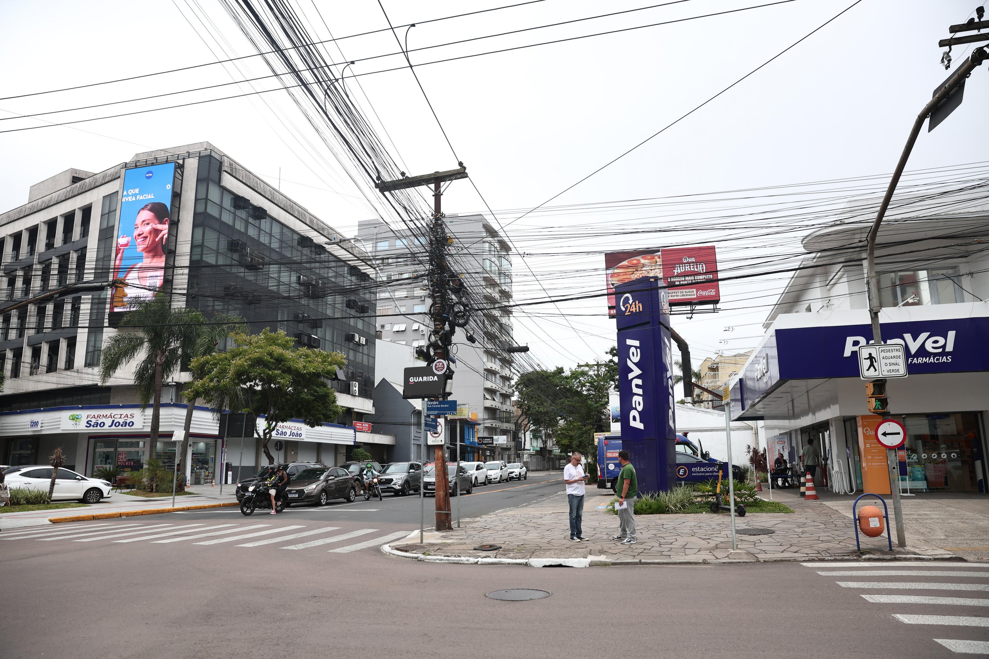 Por que h&aacute; tantas farm&aacute;cias em esquinas de Porto Alegre? Capital tem mais de 110 unidades no encontro de ruas e avenidas