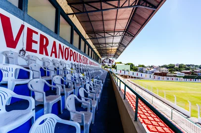 Veranópolis, RS, BRASIL, 20/01/2016 : Estádio Municipal Antônio David Farina (Veranópolis). Visita aos 12 estádios do Interior que receberão jogos do Campeonato Gaúcho de 2016. Verificaremos itens como gramado, vestiários (visitante e arbitragem), acomodações (arquibancadas e cadeiras) e casamatas (banco de reservas) dos adversários.  (Omar Freitas/Agência RBS)<!-- NICAID(11963104) -->
