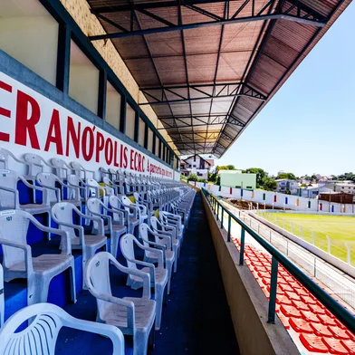 Veranópolis, RS, BRASIL, 20/01/2016 : Estádio Municipal Antônio David Farina (Veranópolis). Visita aos 12 estádios do Interior que receberão jogos do Campeonato Gaúcho de 2016. Verificaremos itens como gramado, vestiários (visitante e arbitragem), acomodações (arquibancadas e cadeiras) e casamatas (banco de reservas) dos adversários.  (Omar Freitas/Agência RBS)<!-- NICAID(11963104) -->