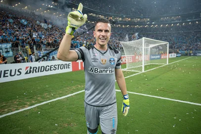 O goleiro Marcelo Grohe comemora título da Recopa na Arena após decisão por pênaltis contra o Independiente.<!-- NICAID(13481854) -->