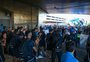No embarque da delegação para Goiânia, torcedores do Grêmio organizam “alentaço” no aeroporto
