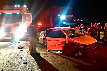 Duas pessoas foram presas durante a noite dessa quinta-feira (1º) na BR-386, no Vale do Taquari, após o veículo em que elas estarem ser identificado como pertencente ao motorista de aplicativo que foi encontrado morto em Paverama. Conforme a Polícia Rodoviária Federal, o condutor perdeu o controle do carro e colidiu na traseira de um caminhão depois de percorrer dez quilômetros em fuga, na altura de Estrela. <!-- NICAID(15194643) -->