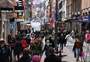 Mesmo com alto número de casos, França, Suécia, Espanha e outros países da Europa abrem mão de restrições contra a covid-19
