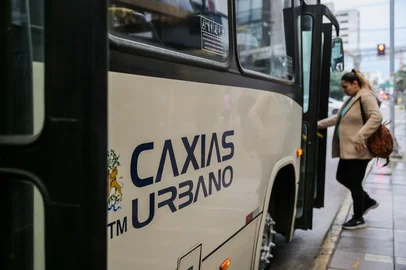 CAXIAS DO SUL, RS, BRASIL, 17/07/2025. Caxias do Sul lidera o ranking de passagem de ônibus mais cara entre as maiores cidades do Estado.A tarifa é de R$ 7,50 desde janeiro deste ano — custo que pode cair para R$ 5,45 em caso de pagamento com o cartão Caxias Urbano. O bilhete é mais salgado que em Santa Maria (R$ 6,50), Pelotas (R$ 6) e Rio Grande (R$ 5,80). Em paralelo, o número de passageiros sofre retrações significativas nos últimos 10 anos. (Neimar De Cesero/Agência RBS)Indexador: Neimar De Cesero<!-- NICAID(16082312) -->