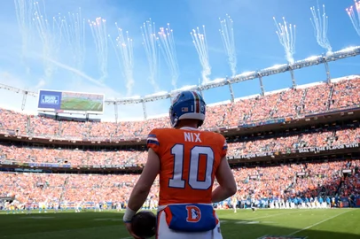 C. MORGAN ENGEL / Getty Images via AFP DENVER, COLORADO - JANUARY 04: Bo Nix #10 of the Denver Broncos looks on before the game against the Los Angeles Chargers at Empower Field At Mile High on January 04, 2026 in Denver, Colorado. C. Morgan Engel/Getty Images/AFP (Photo by C. Morgan Engel / GETTY IMAGES NORTH AMERICA / Getty Images via AFP)<!-- NICAID(16205405) -->