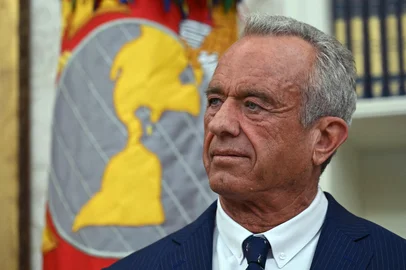 Robert F. Kennedy Jr., listens to US President Donald Trump before a swearing in ceremony for Kennedy as Secretary of Health and Human Services in the Oval Office of the White House in Washington, DC, on February 13, 2025. (Photo by ANDREW CABALLERO-REYNOLDS / AFP)Editoria: POLLocal: WashingtonIndexador: ANDREW CABALLERO-REYNOLDSSecao: politics (general)Fonte: AFPFotógrafo: STF<!-- NICAID(15976099) -->