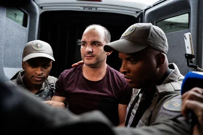 CACHOEIRINHA, RS, BRASIL, 20-02-2026: A chegada do policial militar Cristiano Domingues Francisco para depoimento na 2ª Delegacia de Policia de Cachoeirinha. O policial  é o principal suspeito do desaparecimento de Silvana Germann de Aguiar e seus pais, Isail e Dalmira, que não são vistos desde o final de janeiro. Fotos: Renan Mattos/Agencia RBS<!-- NICAID(16229491) -->