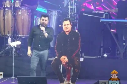 Bruno canta ao lado de totem de Marrone em festa de São João na Bahia<!-- NICAID(15796179) -->