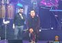 Bruno canta ao lado de Marrone de papelão em show na Bahia